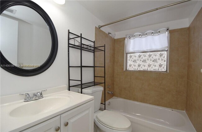 Building Photo - 10124 Twin Lakes Dr