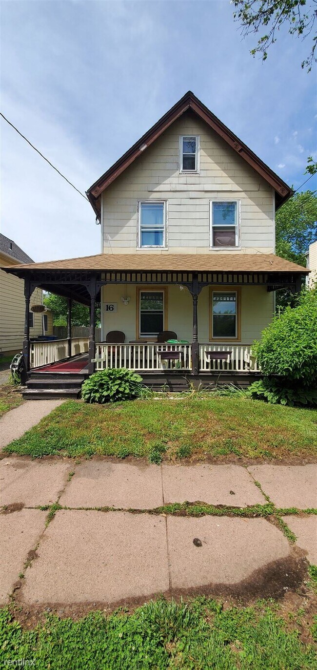 Foto del edificio - 1 br, 1 bath  - 16 Hallock Ave 1