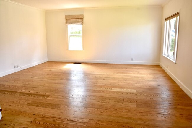 Building Photo - Beautiful spacious Home