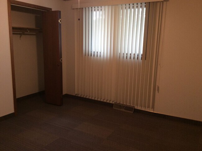 Building Photo - 305 Sims St