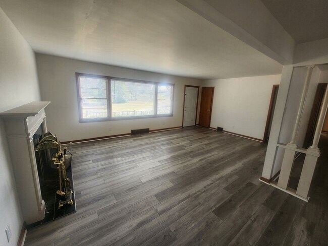 Building Photo - Large 3 bedroom 2 full bath home with full...