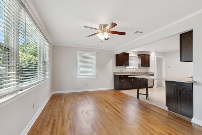 Building Photo - 605 Honore Dr