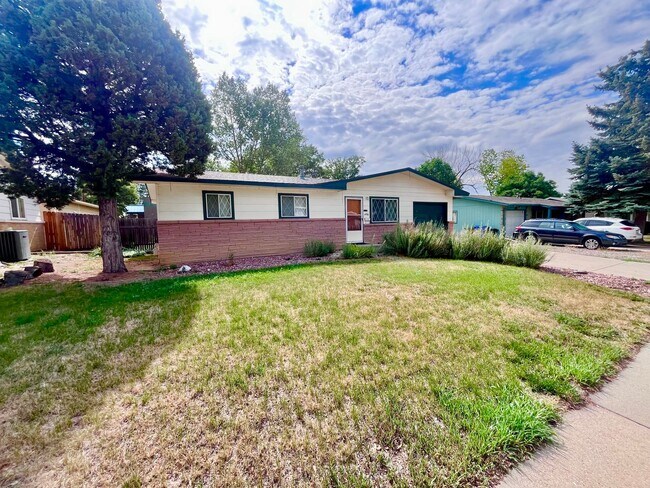 Foto del edificio - Charming 2 Bedroom, 1 Bath Ranch Home with 2 Car Garage in Southwest Loveland!