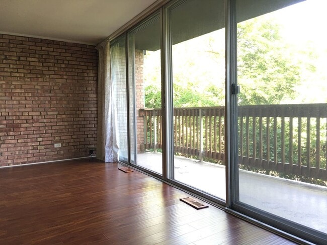 Foto del edificio - 5500 Hillcrest Ln