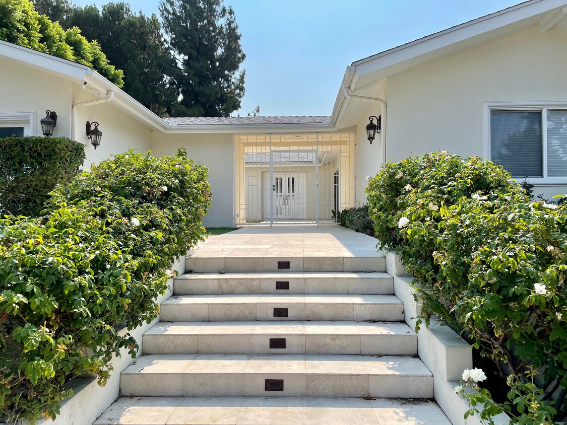 Primary Photo - 12300 McLennan Ave