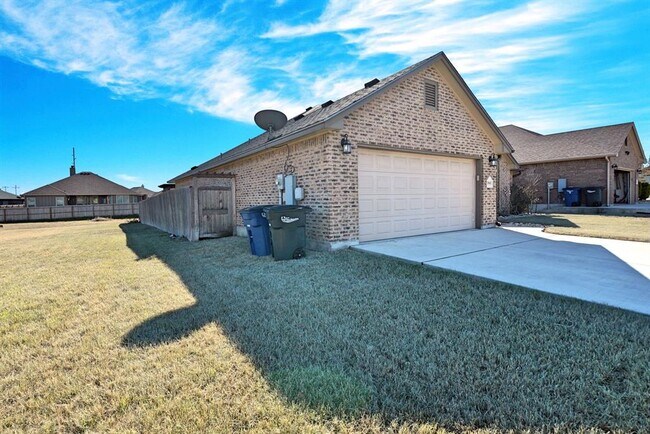 Building Photo - 1643 Sun Bay Dr
