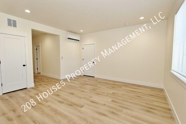 Foto del edificio - Immaculate Main-Level Apartment *75% Off F...