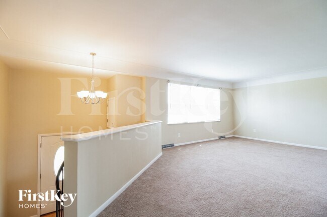 Foto del edificio - 8431 Bluebird Dr