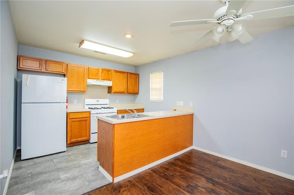 Primary Photo - 222 E 13th St