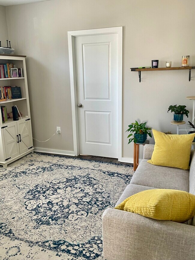 Foto del edificio - 4799 1/2 Silverwood St