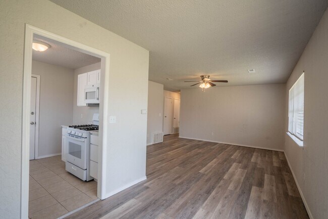 Foto del edificio - 3 Bed 1 Bath Sand Springs