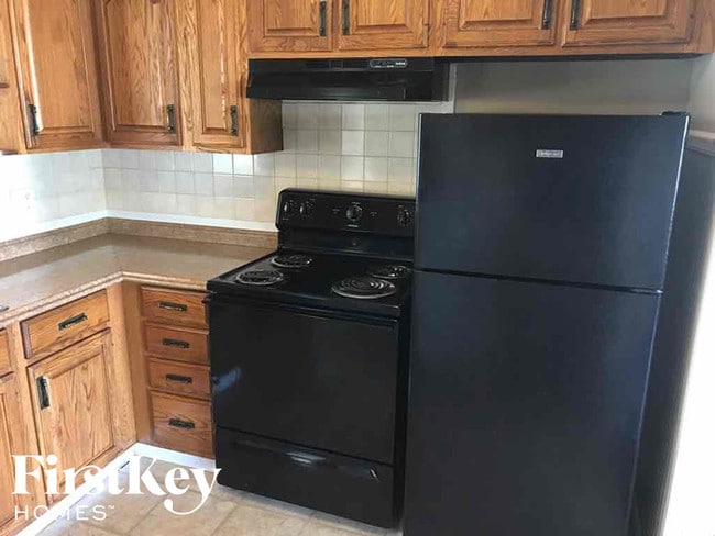 Building Photo - 12032 Bellefontaine Rd