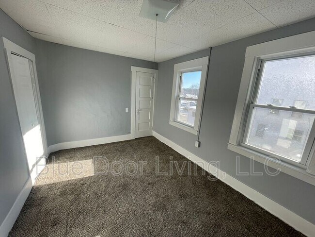 Building Photo - 208 N Main St