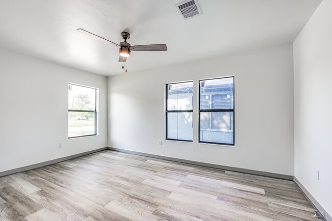 Building Photo - 3821 Redbud St