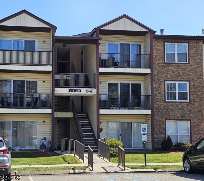 Primary Photo - 220 Robertson Way