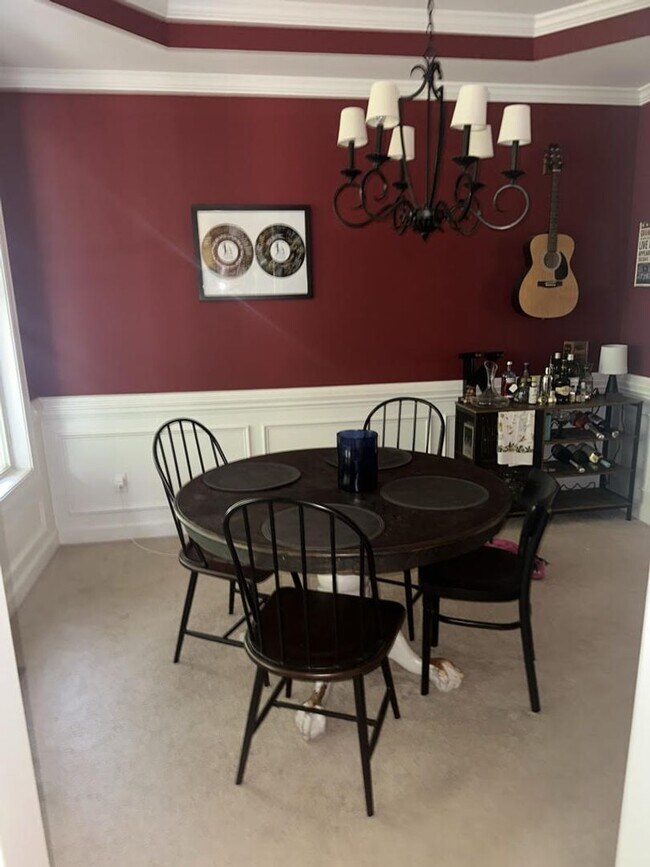 Building Photo - Charming Single Family Home. 4 bedroom 2.5...