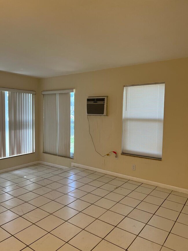 Foto del edificio - 2115 NE 169th St