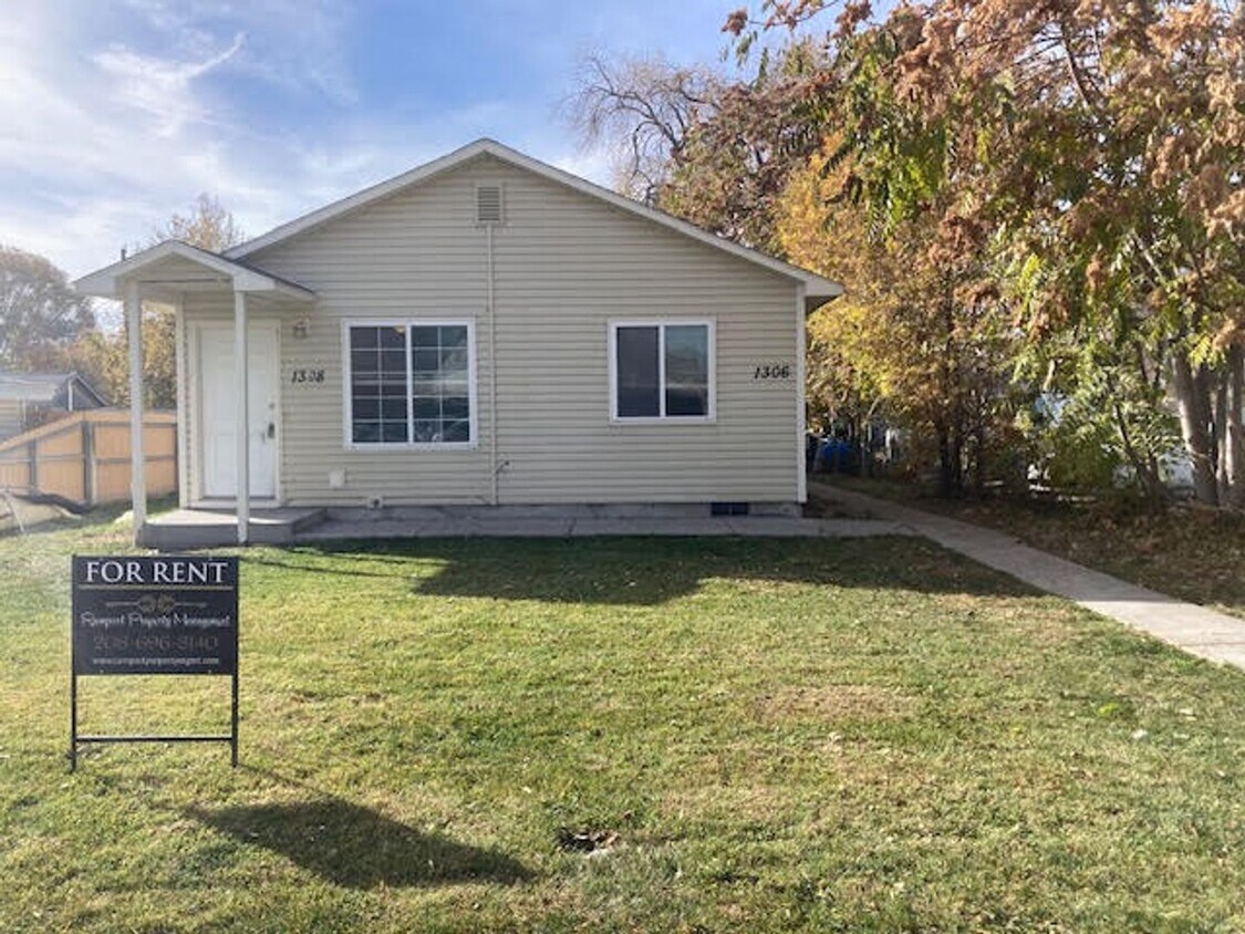 Foto principal - 3 bed 1 bath duplex