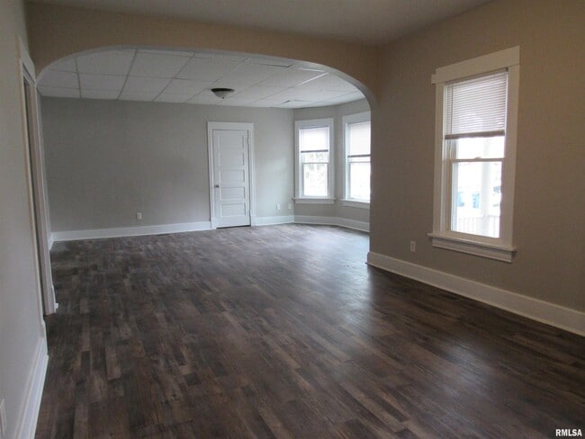 Building Photo - 900 4th Ave