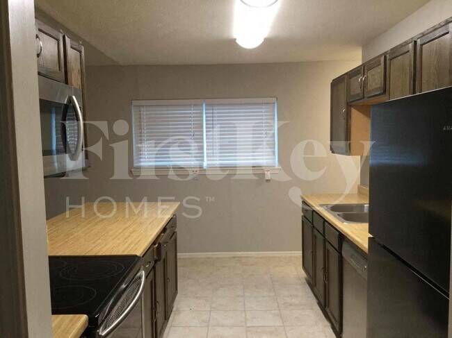 Foto del edificio - 717 Redbud Dr