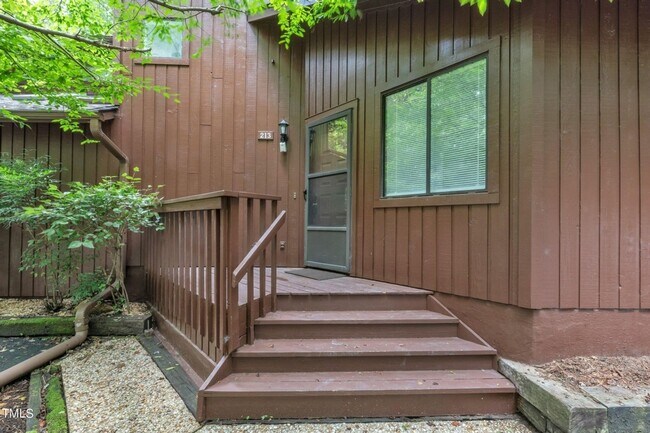 Foto del edificio - Spacious and Renovated 3BR Townhome in Cha...