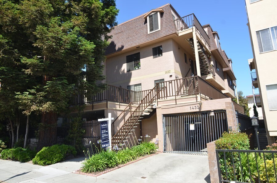 Primary Photo - Great Downtown Location!