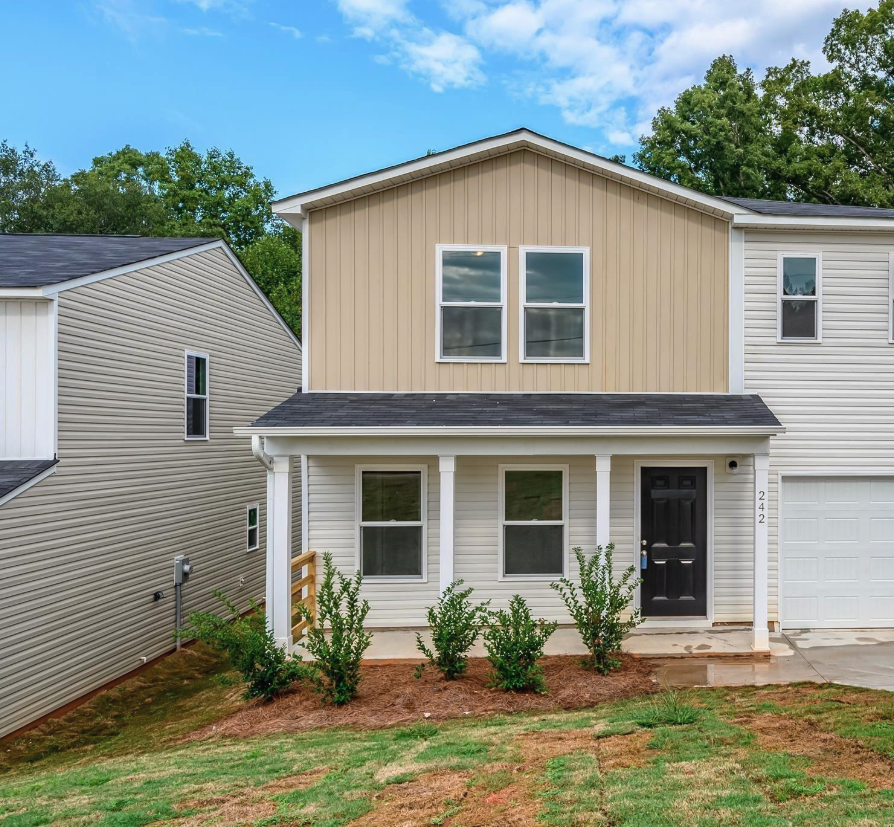 Foto principal - Charming 4BR, 2.5 BA home in Duncan SC is ...
