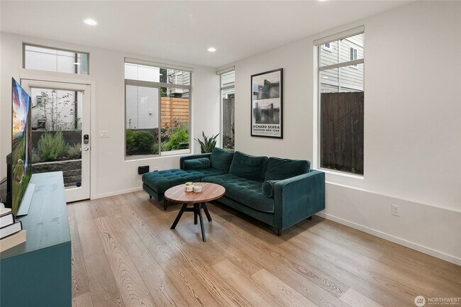 Foto del edificio - Modern 3-Bedroom Townhouse with Rooftop Deck & Parking | Seattle