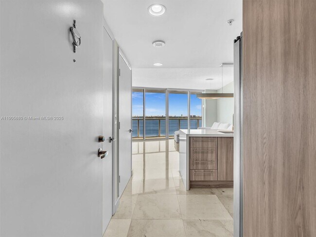 Foto del edificio - 665 NE 25th St