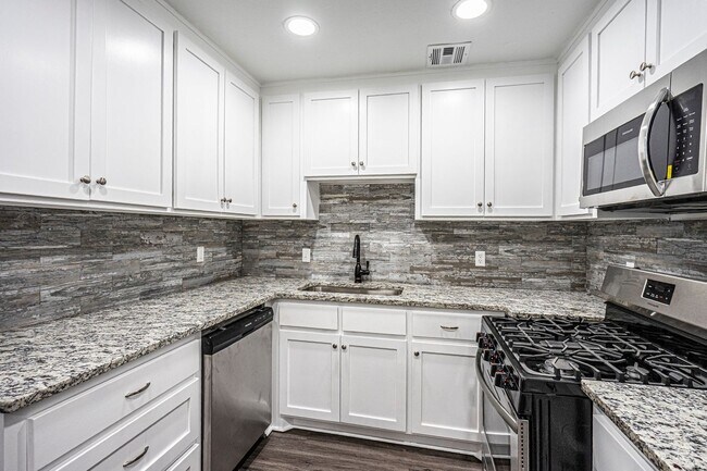 Foto del edificio - Updated 3 Bed 1 Bath - Large fenced in yar...