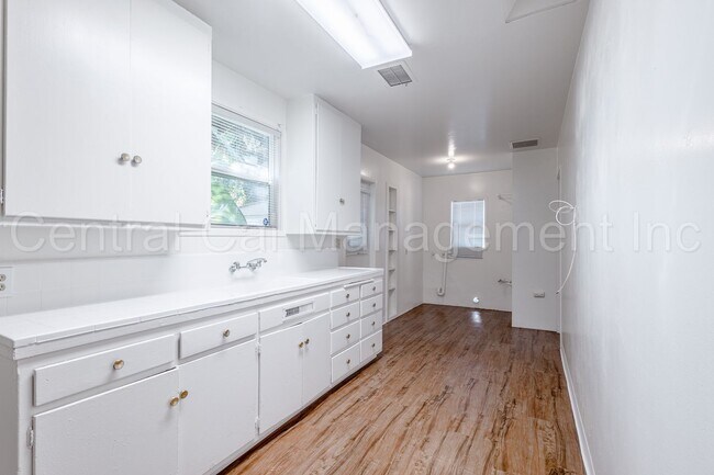 Foto del edificio - 347-351 E Marengo Ave