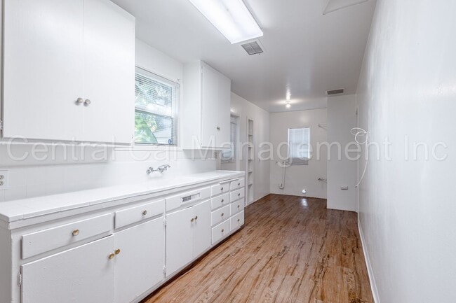 Building Photo - 347-351 E Marengo Ave