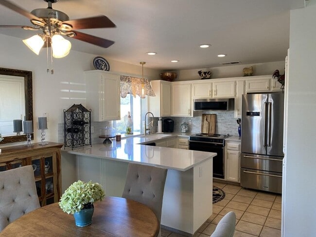 Building Photo - For Rent: Beautiful 3 Bed / 2.5 Bath Home ...