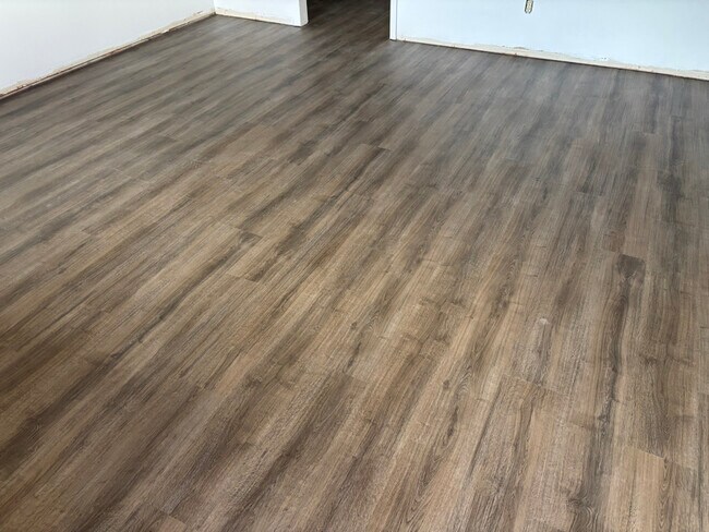 Foto del edificio - 1017 E Wesleyan Dr