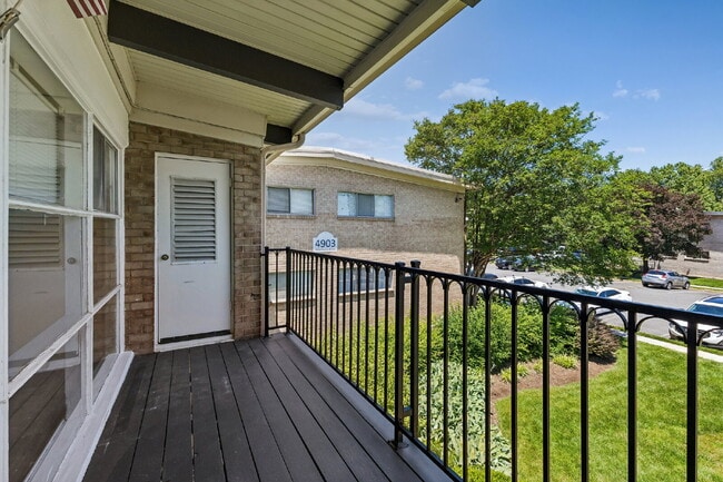 Building Photo - Location, Location, Location! Move-in ready, Offers 2 beds and 1 bed