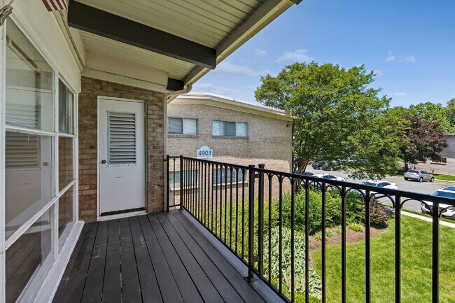 Foto del edificio - Location, Location, Location! Move-in ready, Offers 2 beds and 1 bed