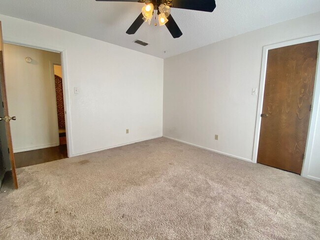 Building Photo - 3 bed 2 bath 2 car garage now available ac...