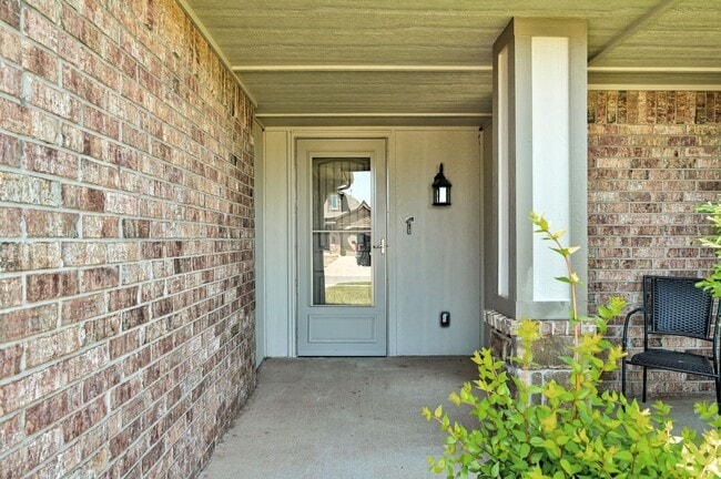 Building Photo - Gorgeous 3 bed 2 bath in Chickasha!
