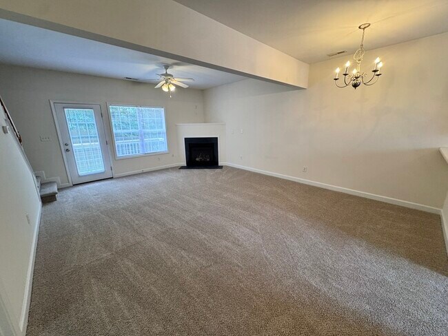 Foto del edificio - HUGE 3 Bed 3.5 Bath 3 Story Town Home, AVA...