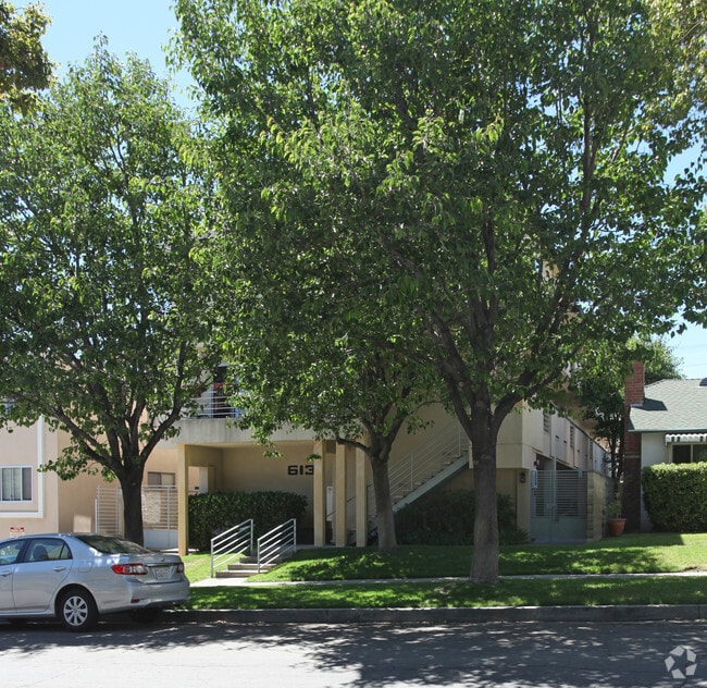 Building Photo - 613 E Verdugo Ave