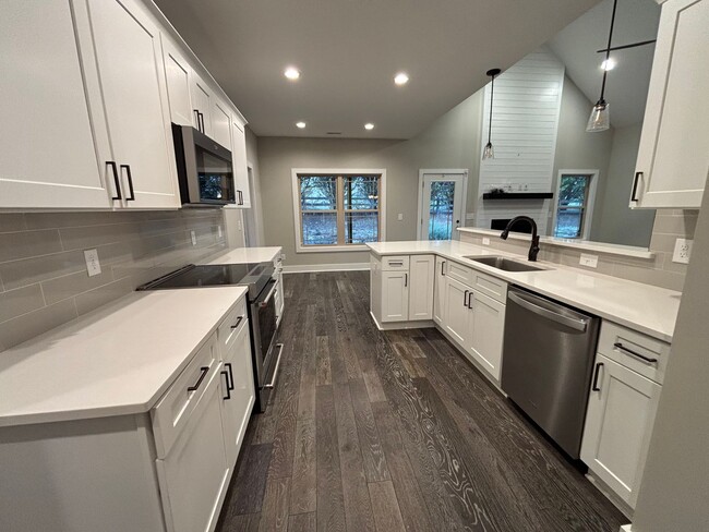 Building Photo - Stunning 4-Bedroom Home in Piney Flats with Mountain Views