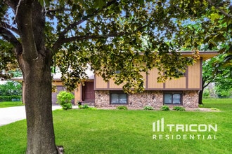 Building Photo - 16691 N Hillcrest Ct