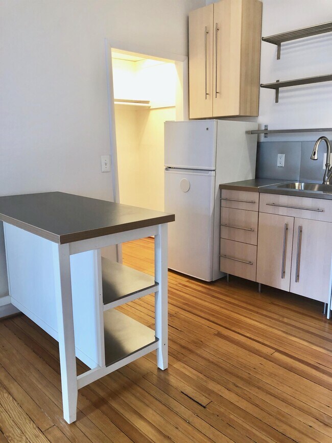 Building Photo - 320 Constitution Ave NE