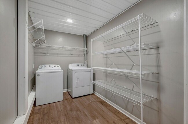 Foto del edificio - 5440 Eugene Kennedy Ln