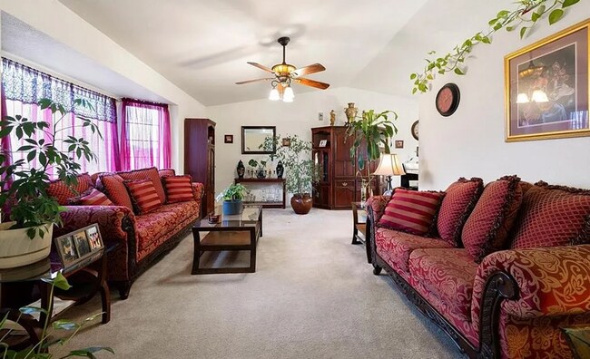 Foto del edificio - Spacious 5-Bedroom Home with Bonus Entertainment Room & Low-Maintenance Yard