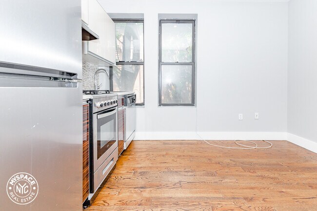 Building Photo - 557 Franklin Ave