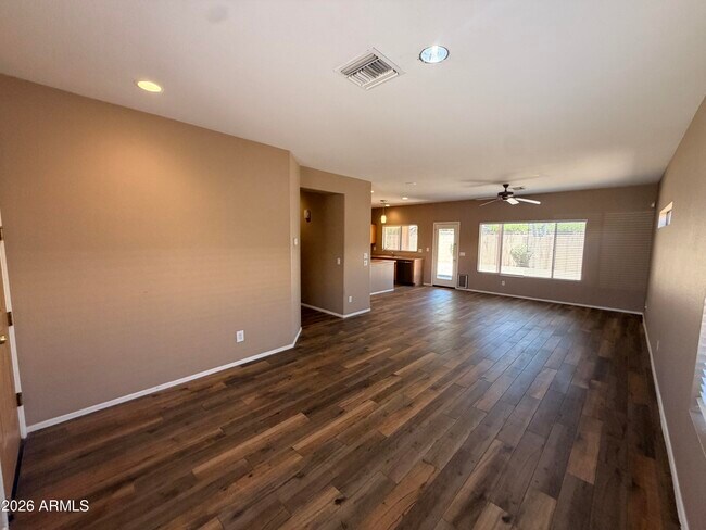 Foto del edificio - 9450 W Quail Ave