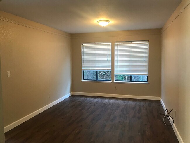 Foto del edificio - 4 bed & 3 full bathrooms in Tracy!