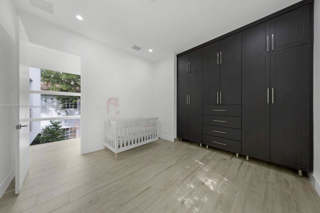Building Photo - 5720 SW 24th St