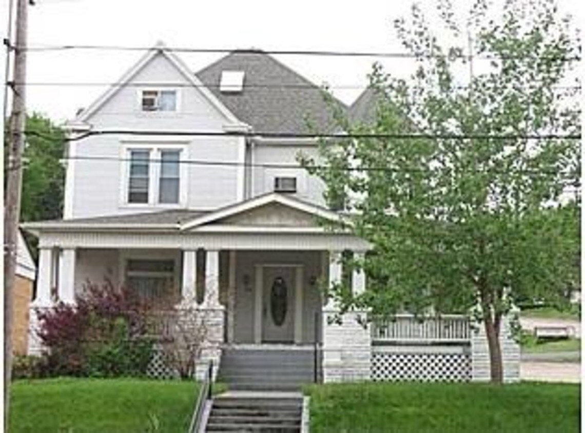 Primary Photo - Mansion on the Hill